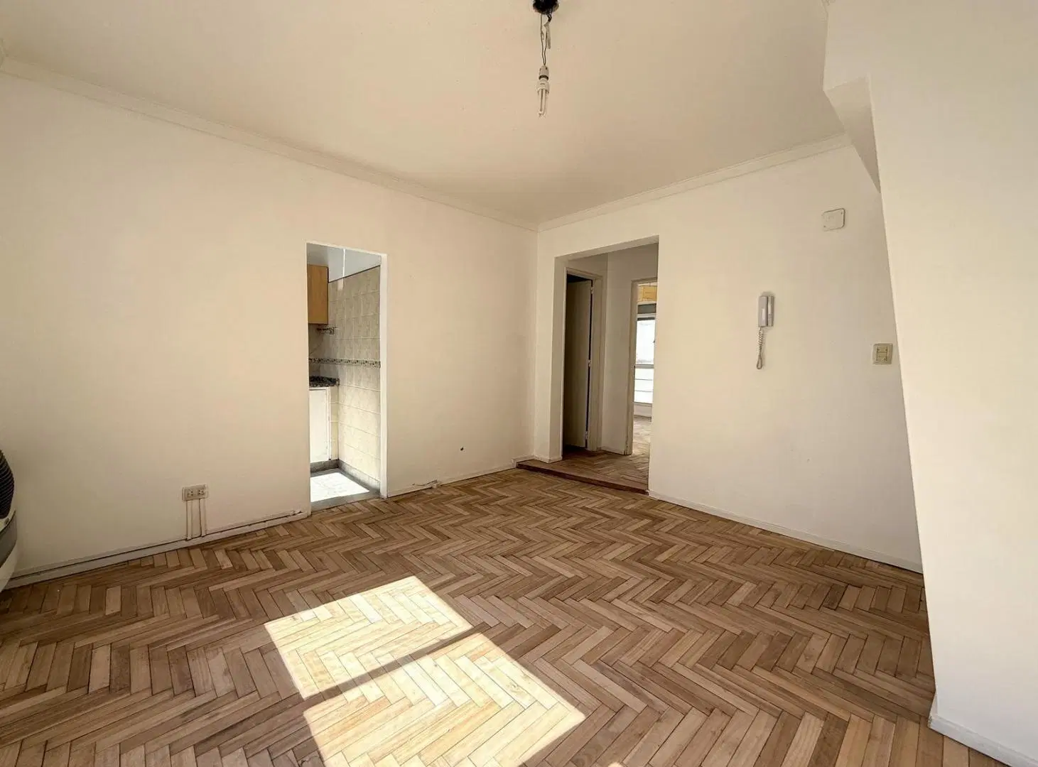 Departamento en venta 2 ambientes con balcon muy luminoso. PERMUTA 5