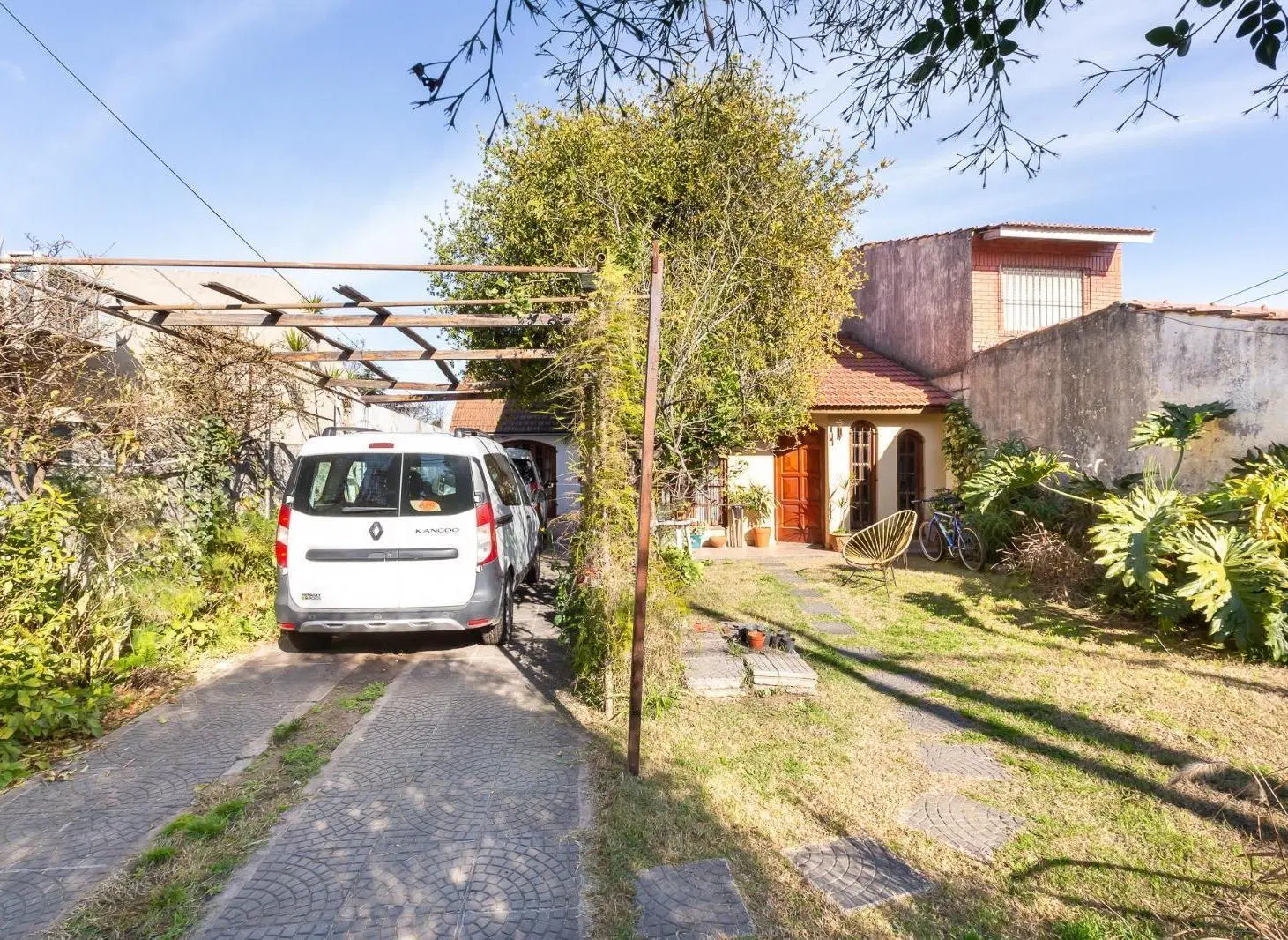 Casa en Temperley, casa de 6 ambientes en temperley, apto crédito, jardín, patio, cochera 4