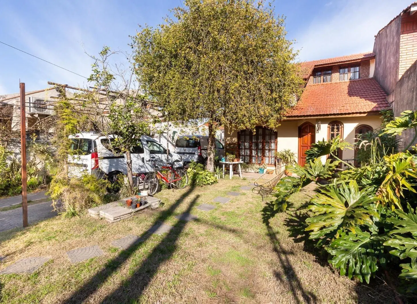 Casa en Temperley, casa de 6 ambientes en temperley, apto crédito, jardín, patio, cochera 3