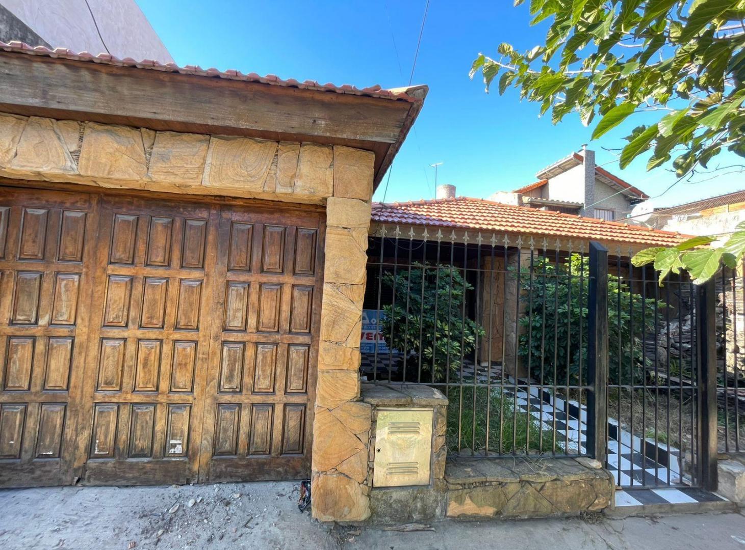 VENTA Casa 7 ambientes ideal 2 familias con Galpon y Cochera