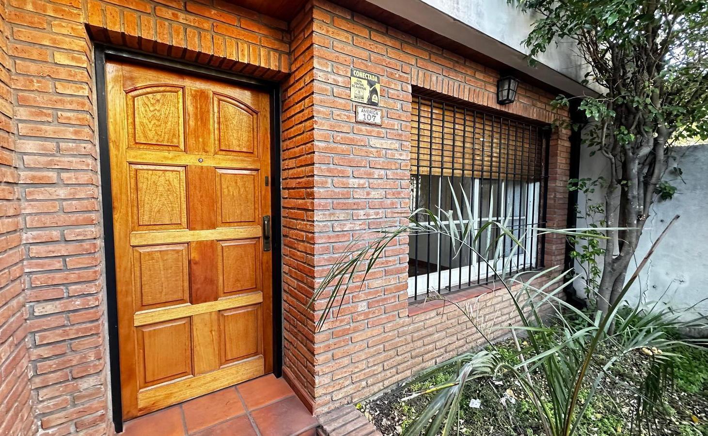 Casa en Haedo -Oportunidad - 5 ambientes - Parrilla - Quincho - Parque - Calefacción central