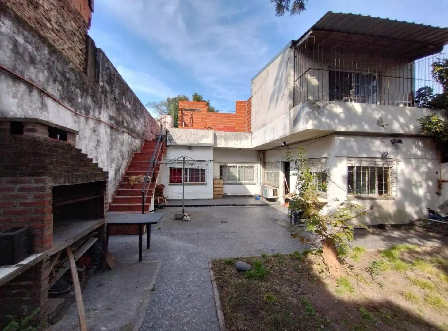 Venta Casa con Gran Patio y Cochera en Quilmes 3