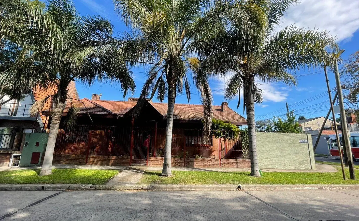 Venta Casa 3 ambientes con Cochera y 2 Patios 2