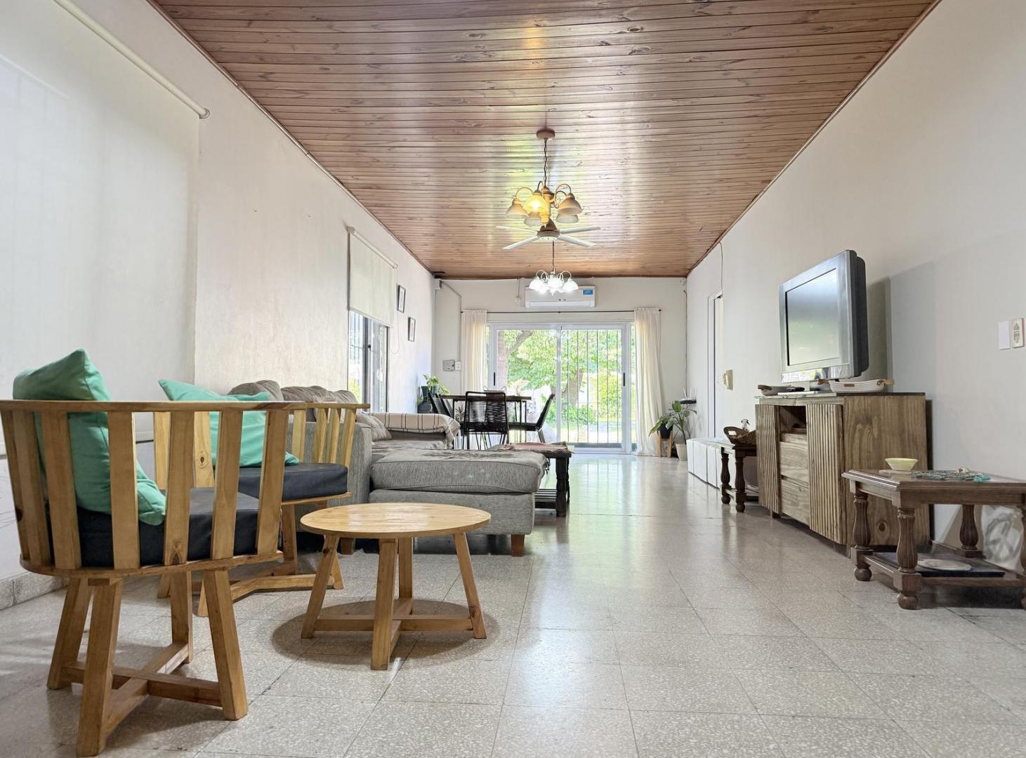 Casa en venta, Lote, 4 ambientes, Hurlingham, jardin, cochera, crédito, permuta