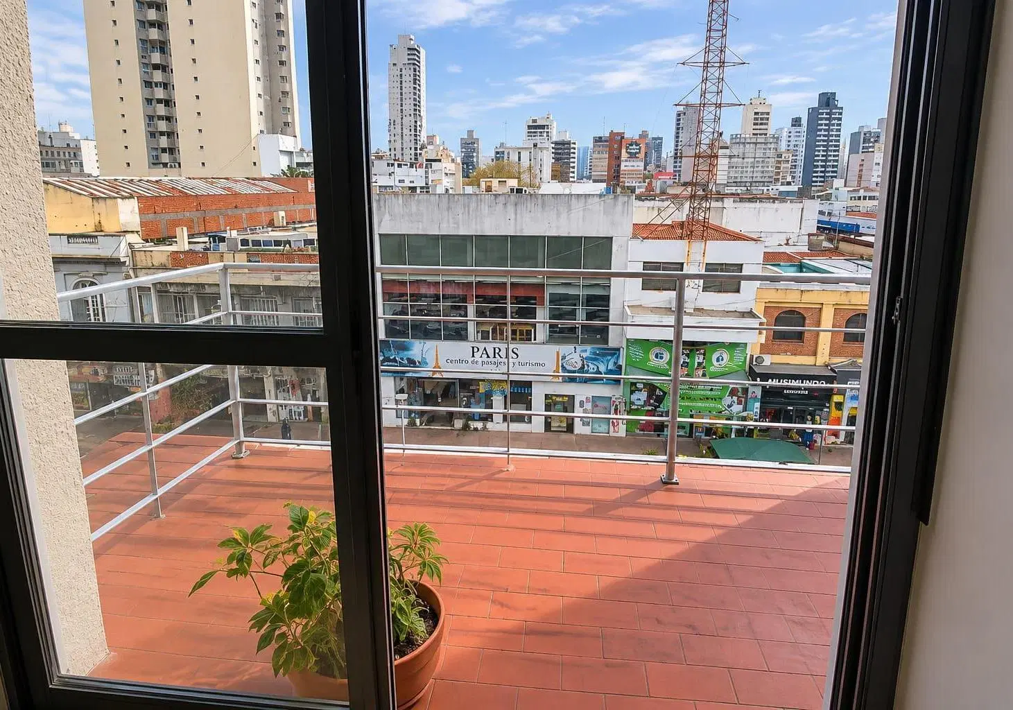 Departamento en Lomas De Zamora, depto 2 amb con balcon al frente, vista abierta, baulera, luminoso 3