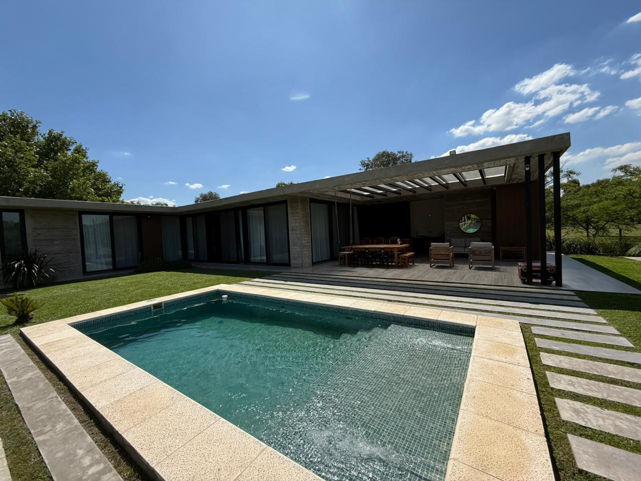 Venta Casa 3 ambientes con pileta, losa radiante, parrilla - Lote 1500m2