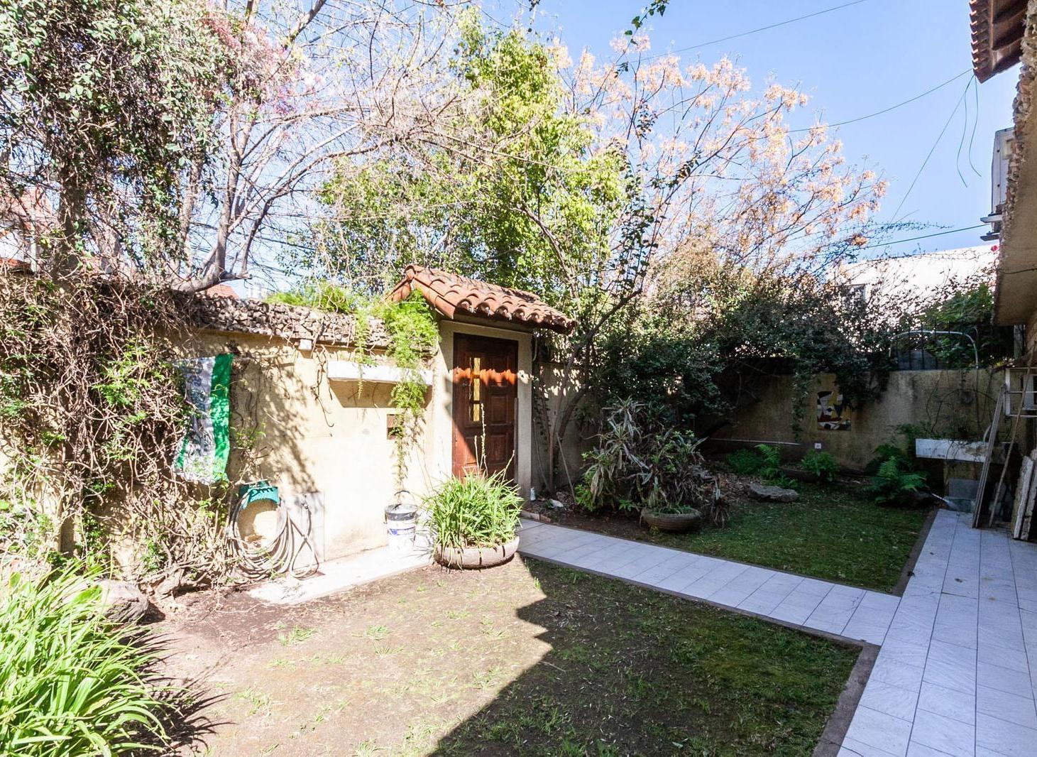Casa en Banfield, lomas de zamora, 4 ambientes, terraza, galeria, quincho, cochera, jardin