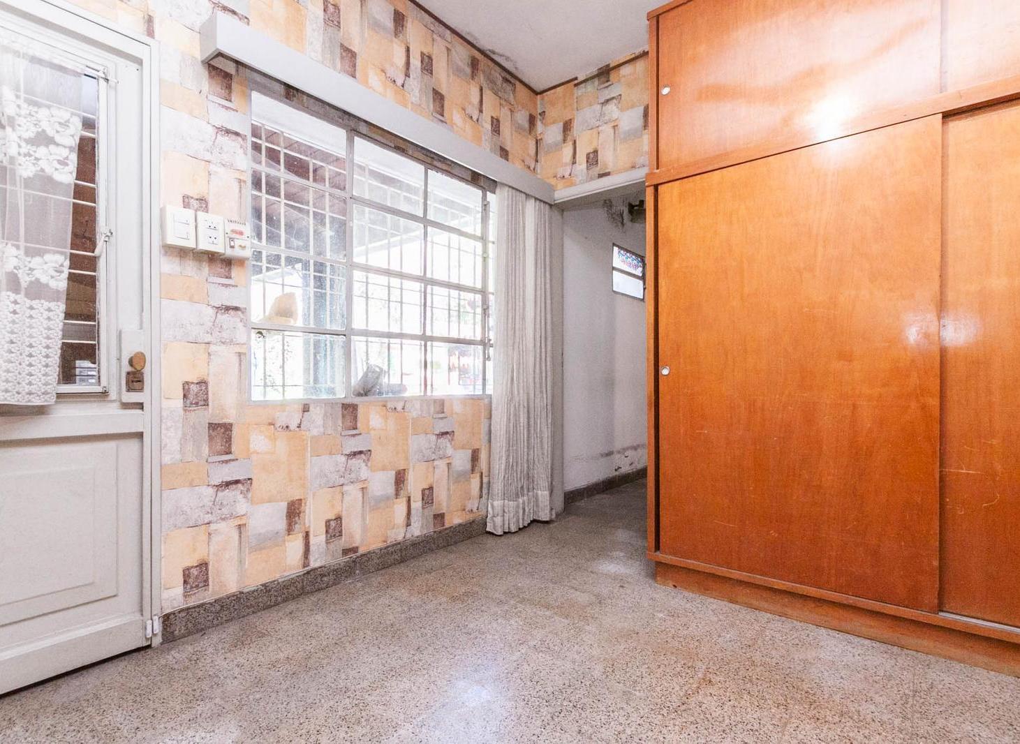 Casa en Banfield, lomas de zamora, 4 ambientes, terraza, galeria, quincho, cochera, jardin