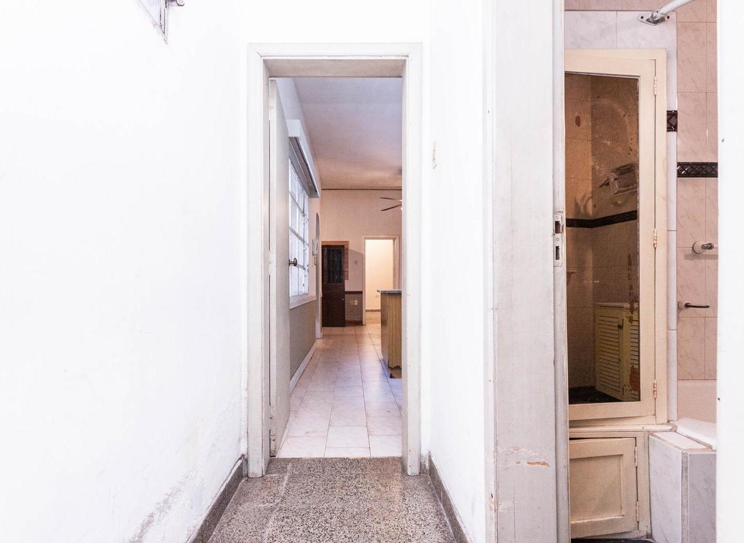 Casa en Banfield, lomas de zamora, 4 ambientes, terraza, galeria, quincho, cochera, jardin