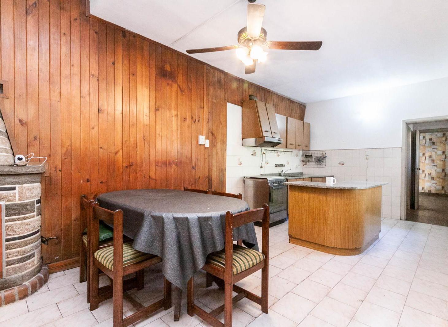 Casa en Banfield, lomas de zamora, 4 ambientes, terraza, galeria, quincho, cochera, jardin