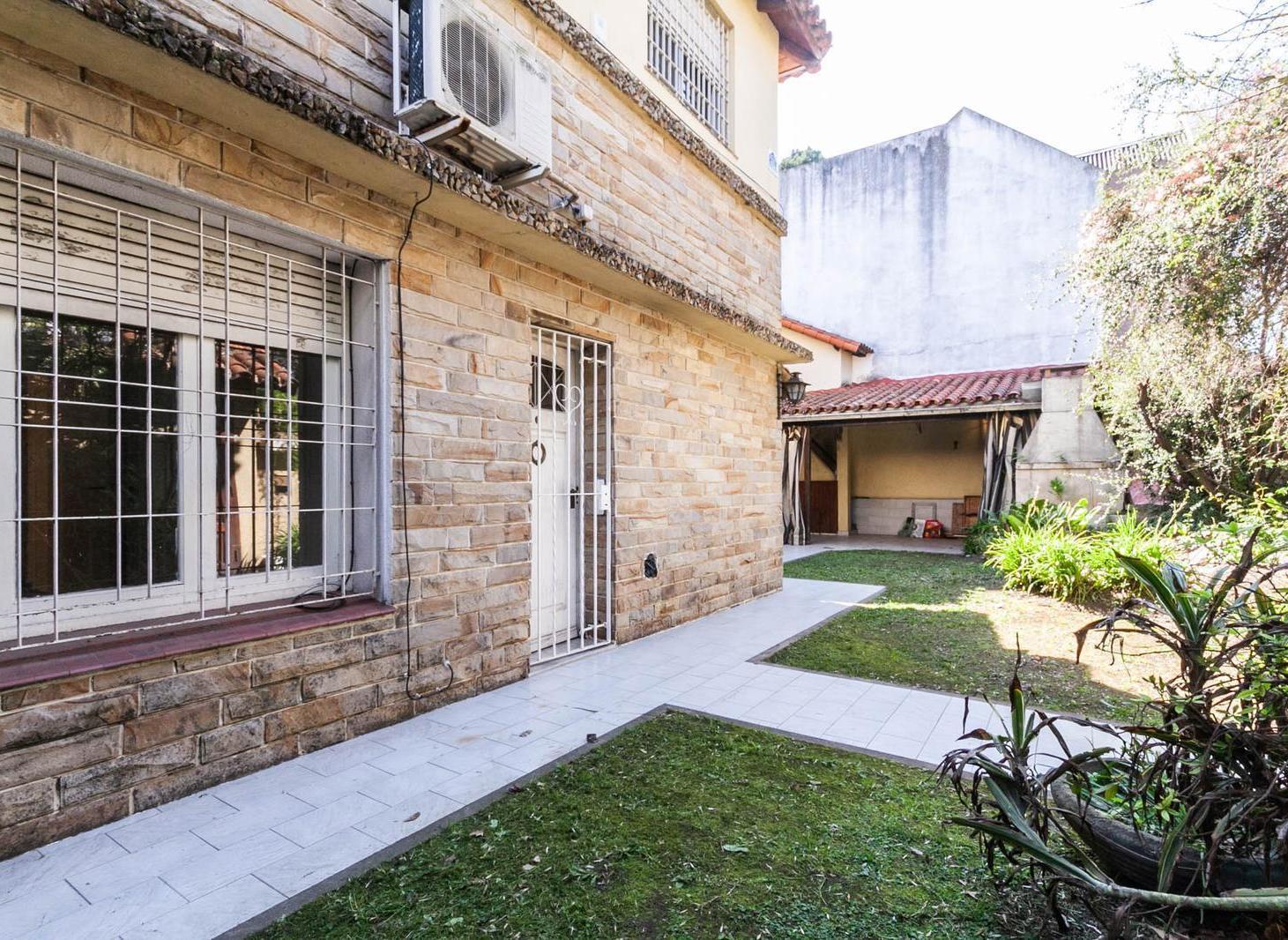 Casa en Banfield, lomas de zamora, 4 ambientes, terraza, galeria, quincho, cochera, jardin