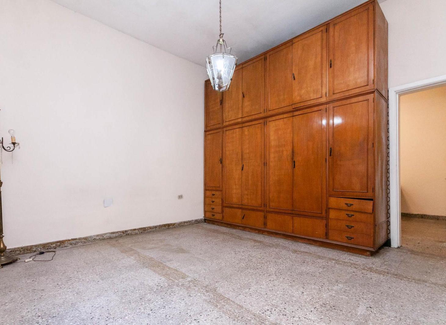 Casa en Banfield, lomas de zamora, 4 ambientes, terraza, galeria, quincho, cochera, jardin