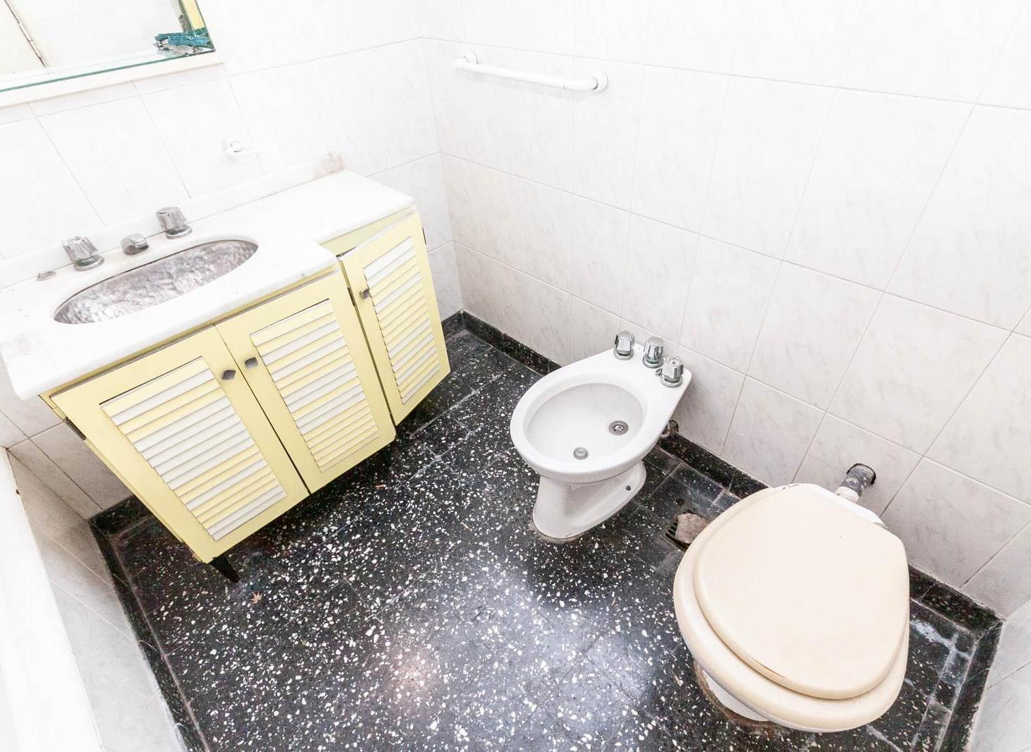 Casa en Banfield, lomas de zamora, 4 ambientes, terraza, galeria, quincho, cochera, jardin