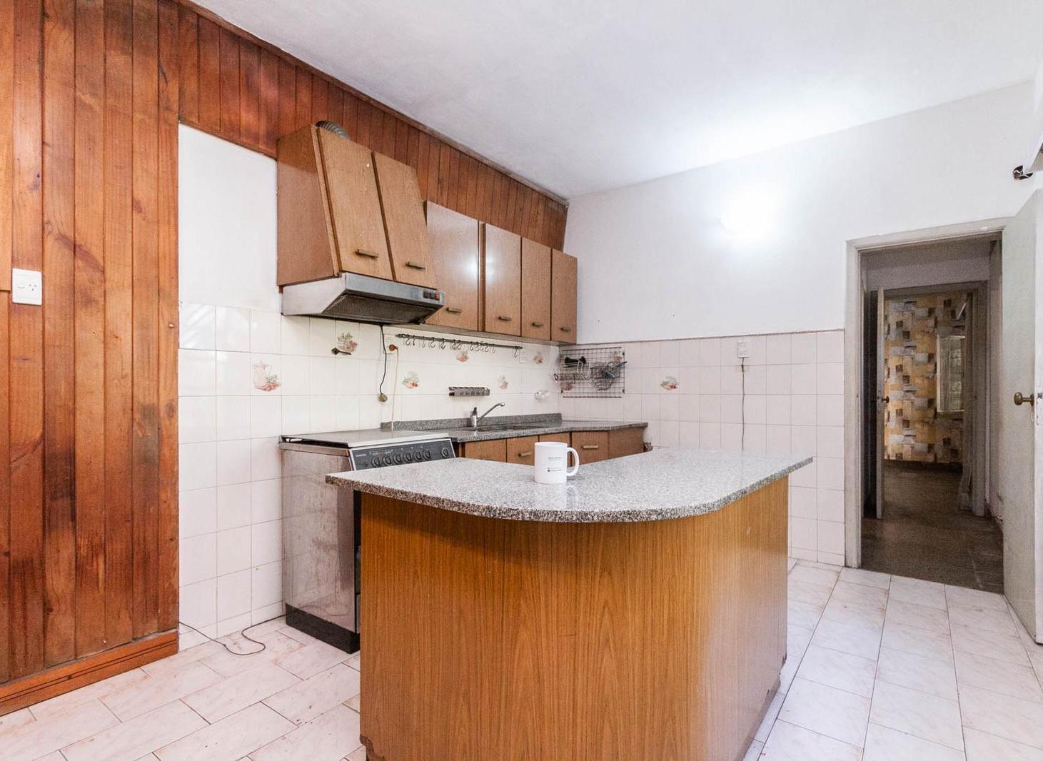 Casa en Banfield, lomas de zamora, 4 ambientes, terraza, galeria, quincho, cochera, jardin