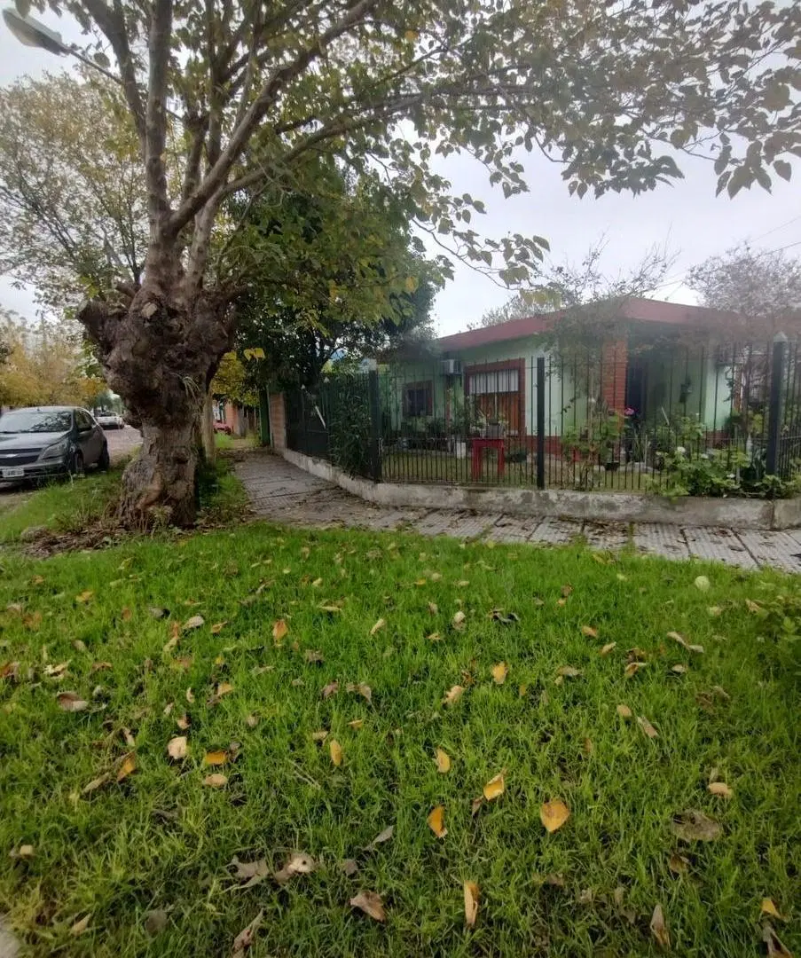 Casa con cochera y parque 2