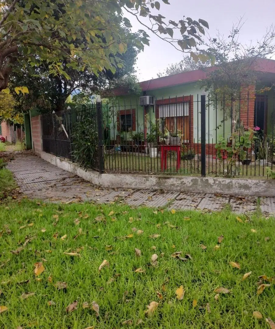 Casa con cochera y parque 4