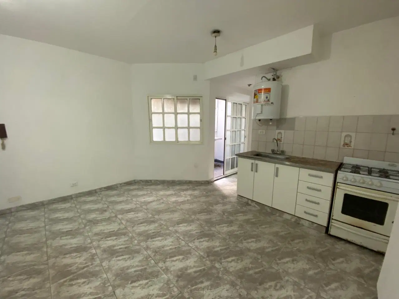 Departamento en Lomas Del Mirador, depto 2 ambientes con patio y balcón, luminoso, ventilación, 3