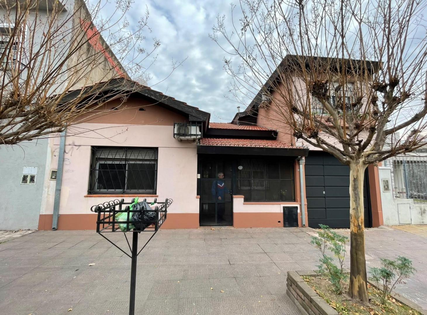 VENTA Casa 4 ambientes con Cochera Quincho y Patio con Pileta