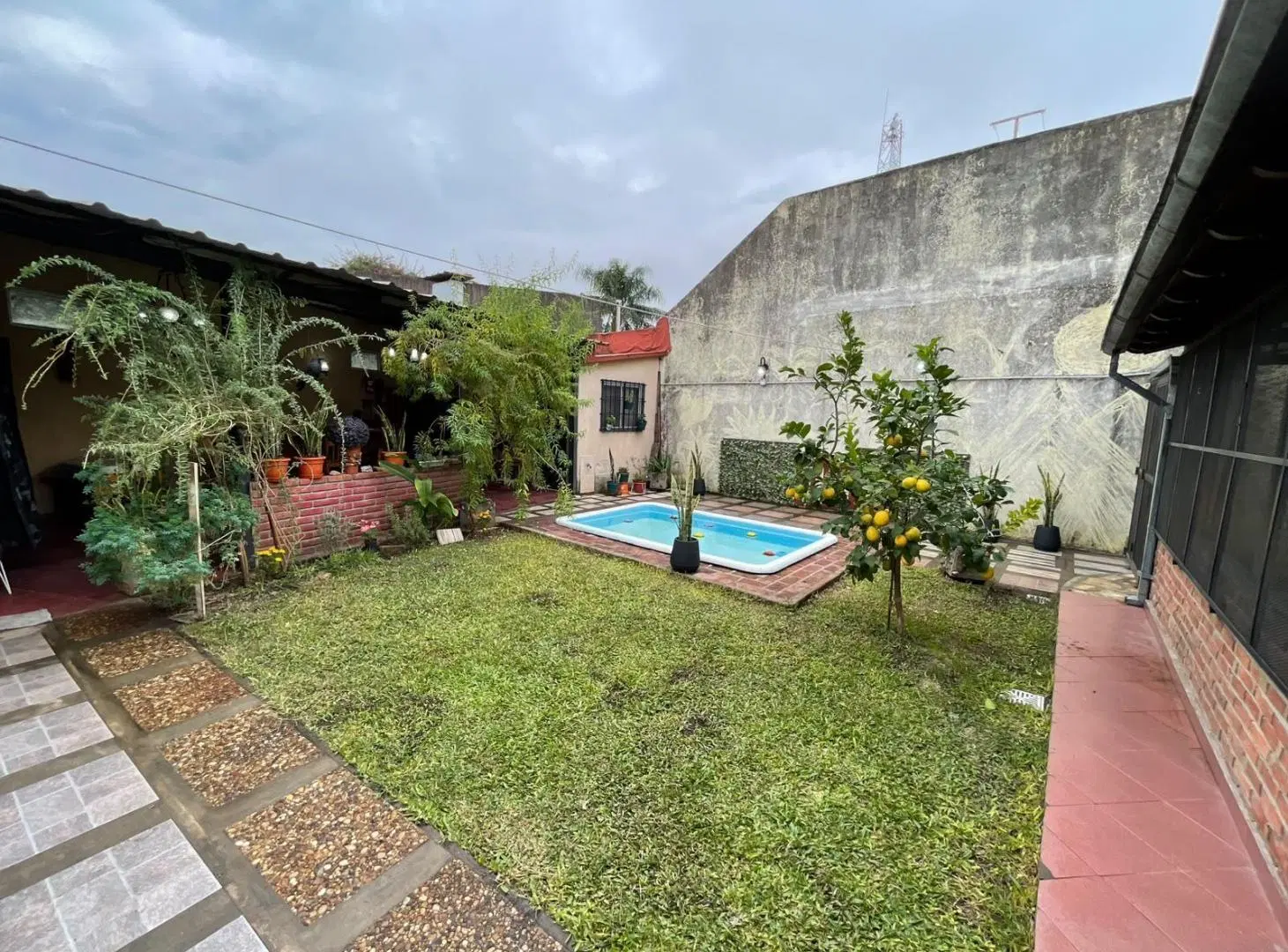 VENTA Casa 4 ambientes con Cochera Quincho y Patio con Pileta 2