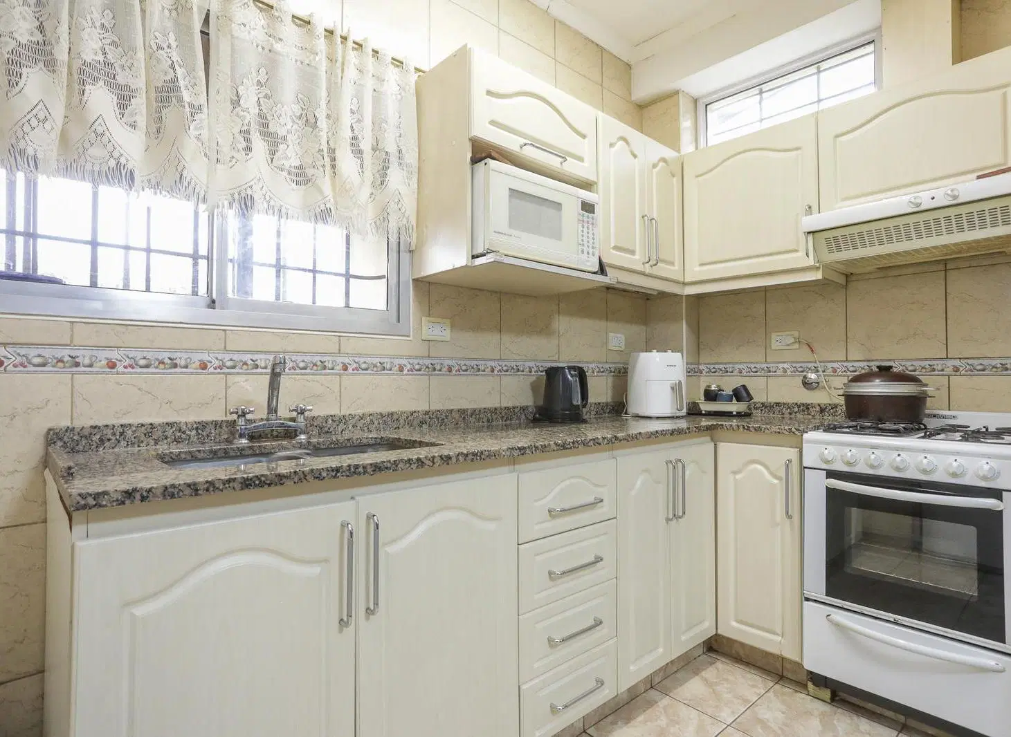 VENTA Casa 4 ambientes con Cochera Quincho y Patio con Pileta 2