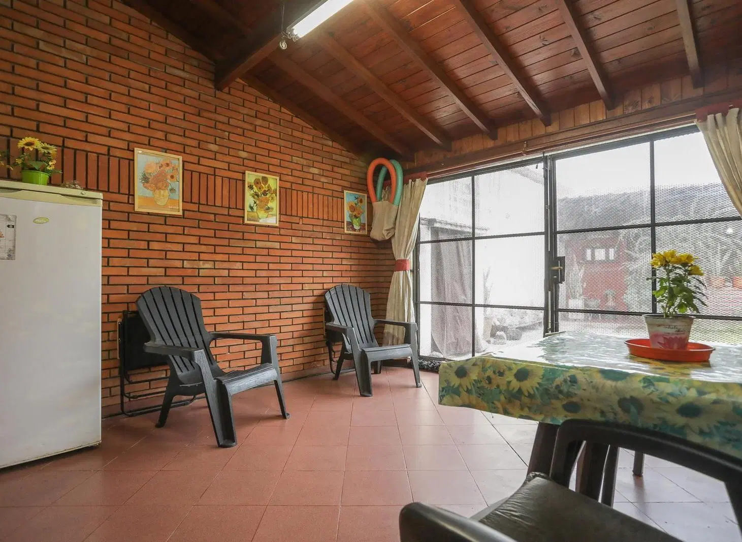 VENTA Casa 4 ambientes con Cochera Quincho y Patio con Pileta 4