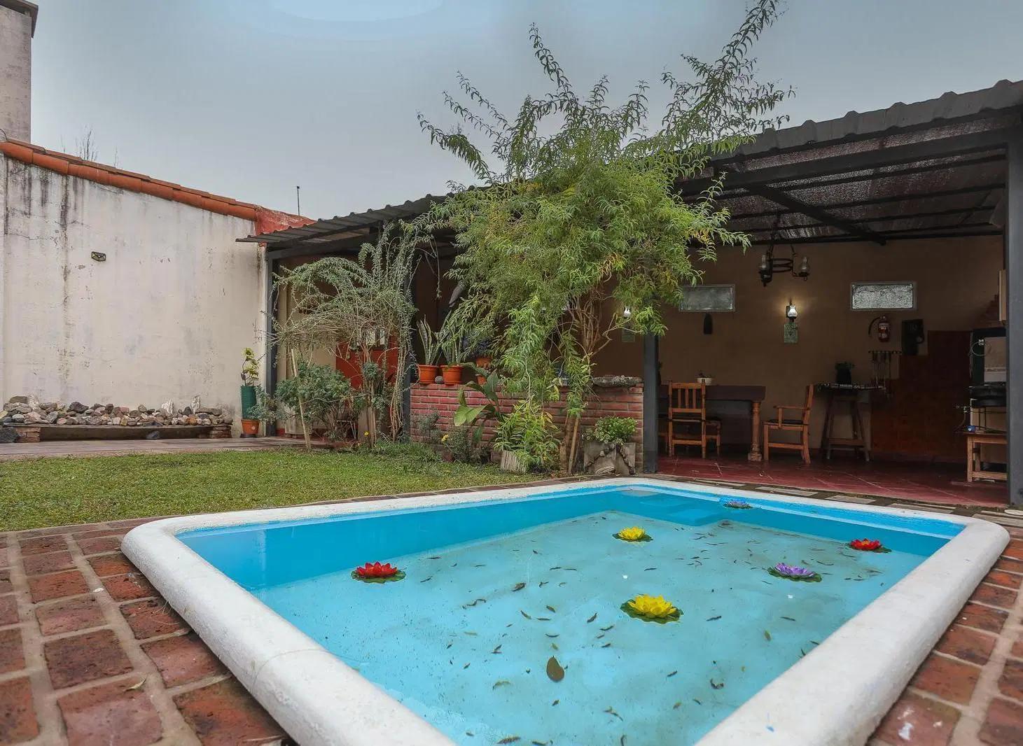 VENTA Casa 4 ambientes con Cochera Quincho y Patio con Pileta 5