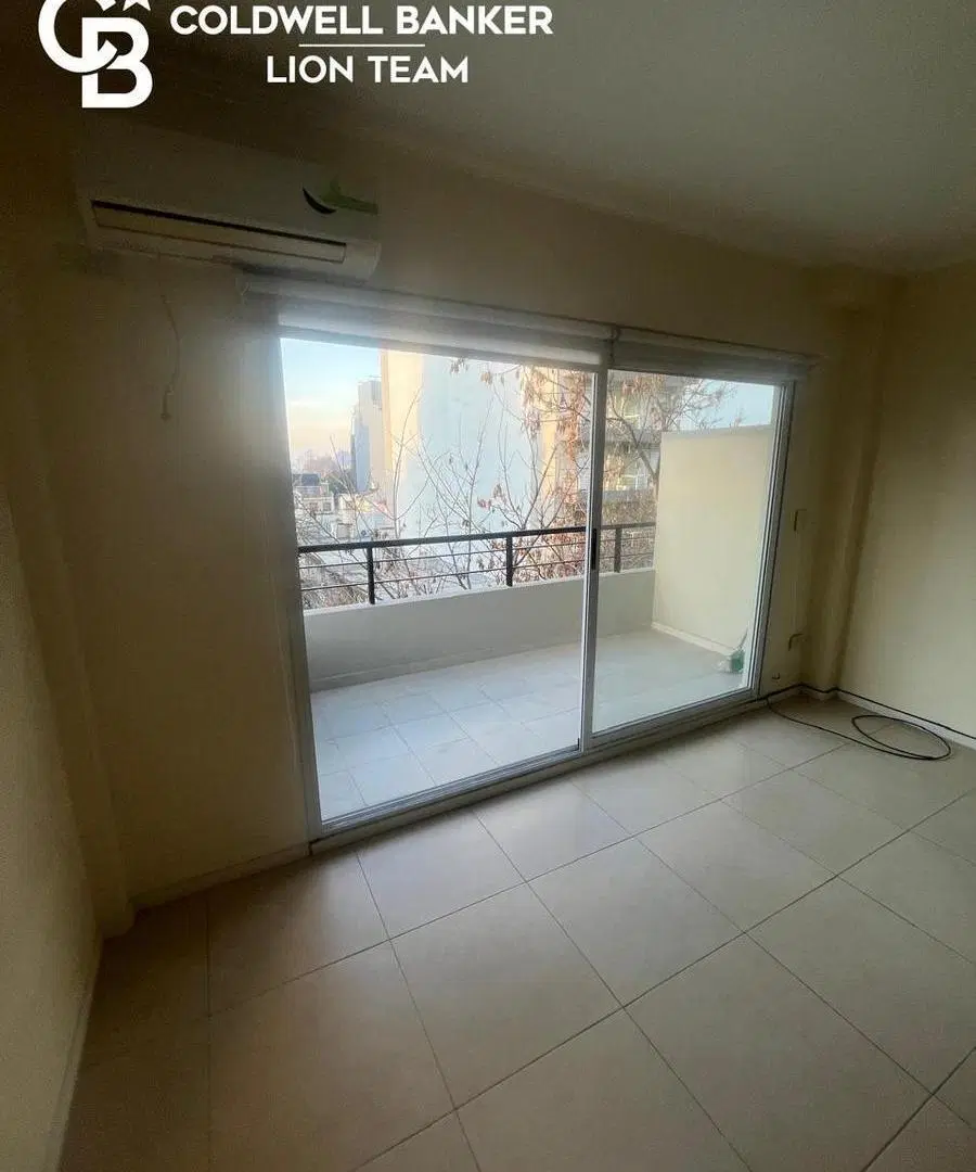 Venta Departamento al Frente con balcon en Villa del Parque 8