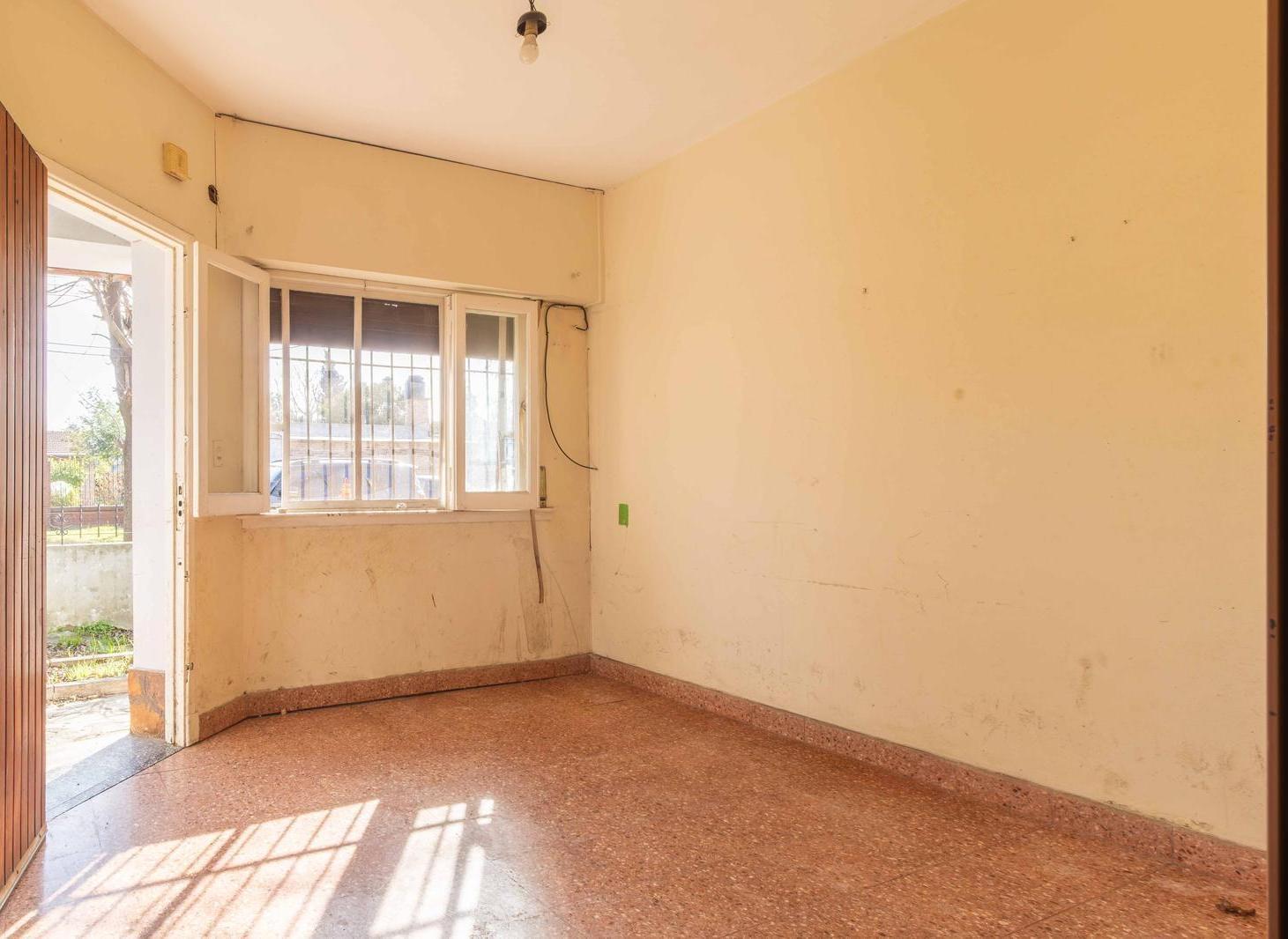 Foto de Casa 4 ambientes Cochera Terraza y Jardin a Refaccionar, imagen 4