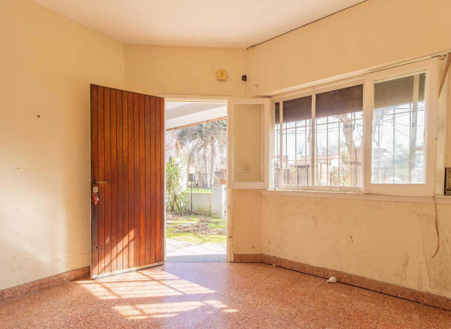 Foto de Casa 4 ambientes Cochera Terraza y Jardin a Refaccionar, imagen 1