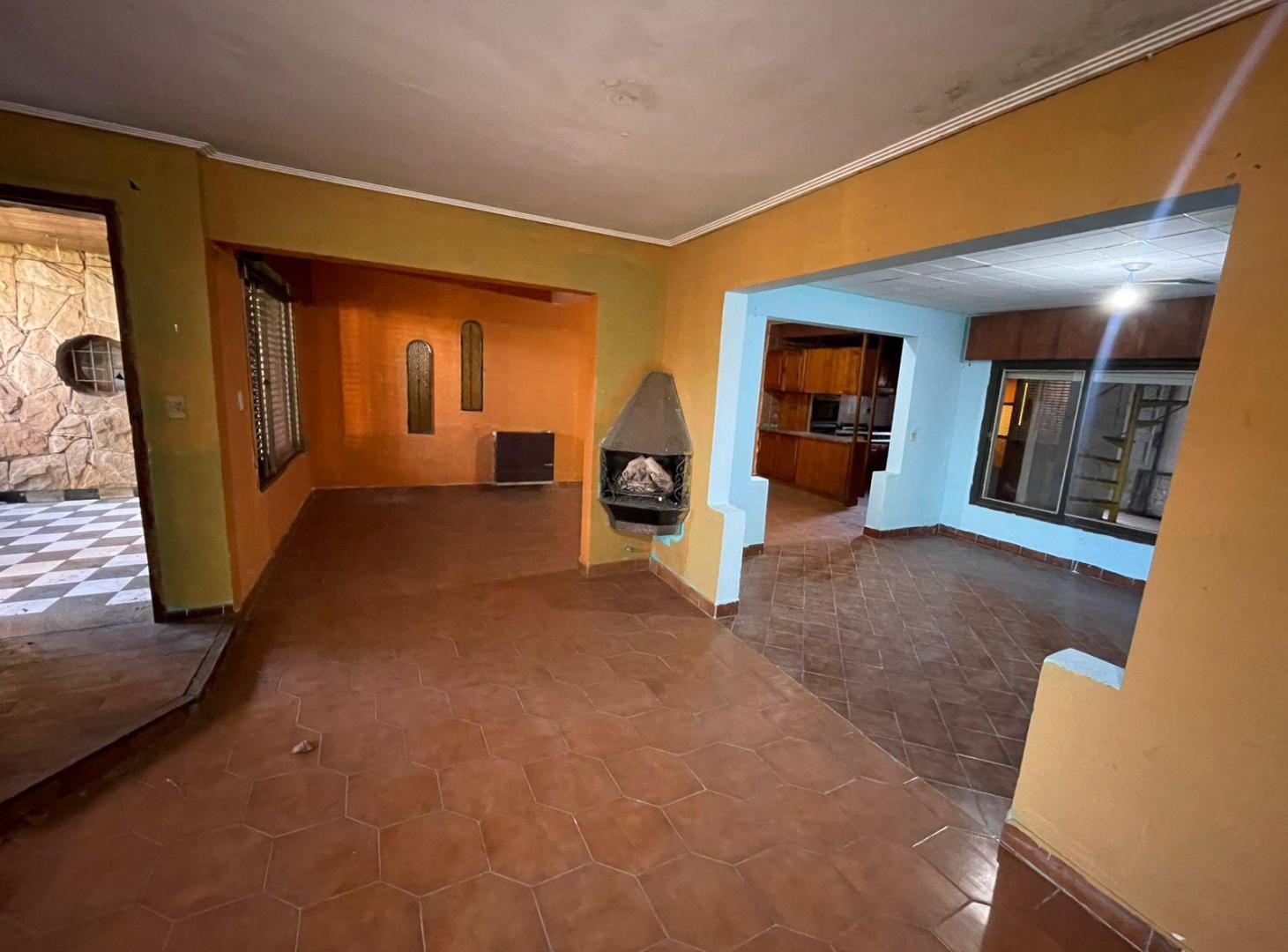 Foto de VENTA Casa 7 ambientes ideal 2 familias con Galpon y Cochera, imagen 2