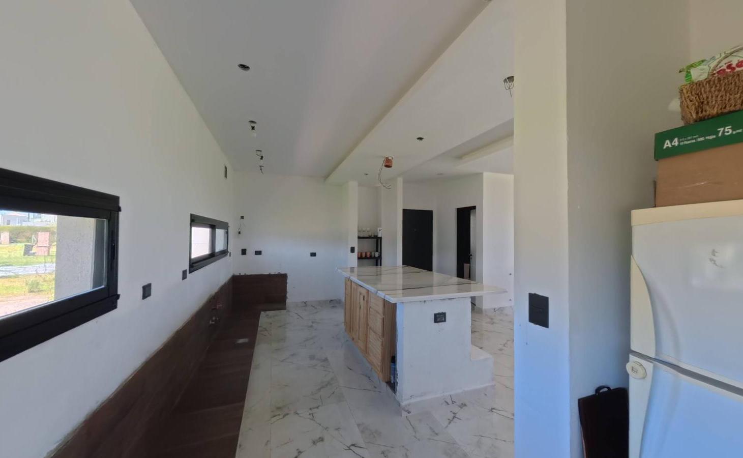 Foto de Venta - Casa - 5 Ambientes - Pileta - Barrio Nautico - Permuta, imagen 2