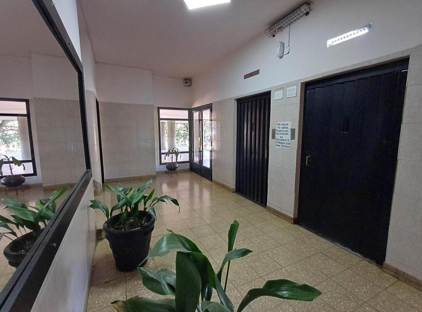 Foto de Venta Amplio Departamento Bajas Expensas Excelente Ubicación, imagen 1