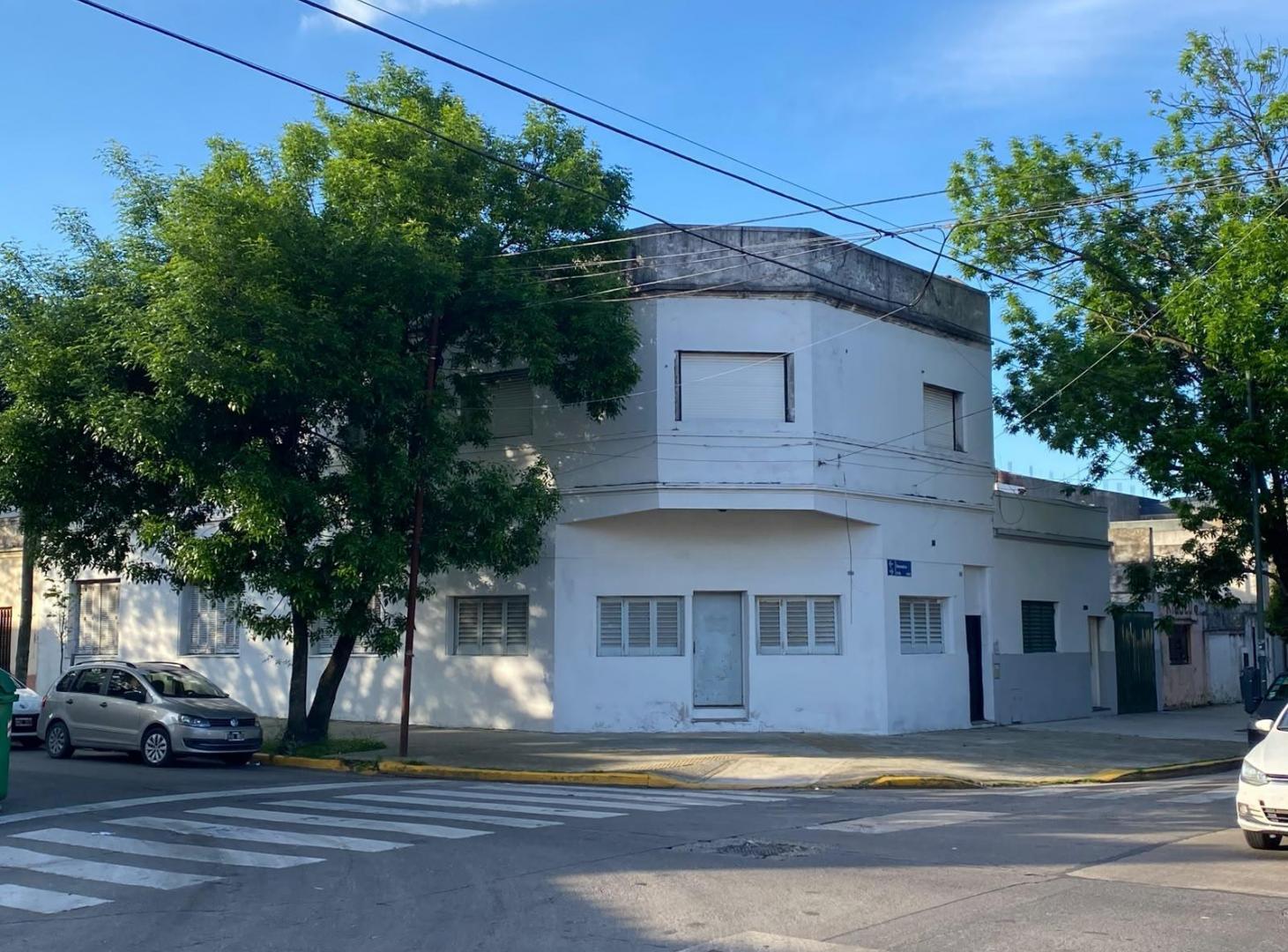 Foto de Venta Esquina con 5 unidades armadas tipo PH y terraza, a refaccionar, imagen 1