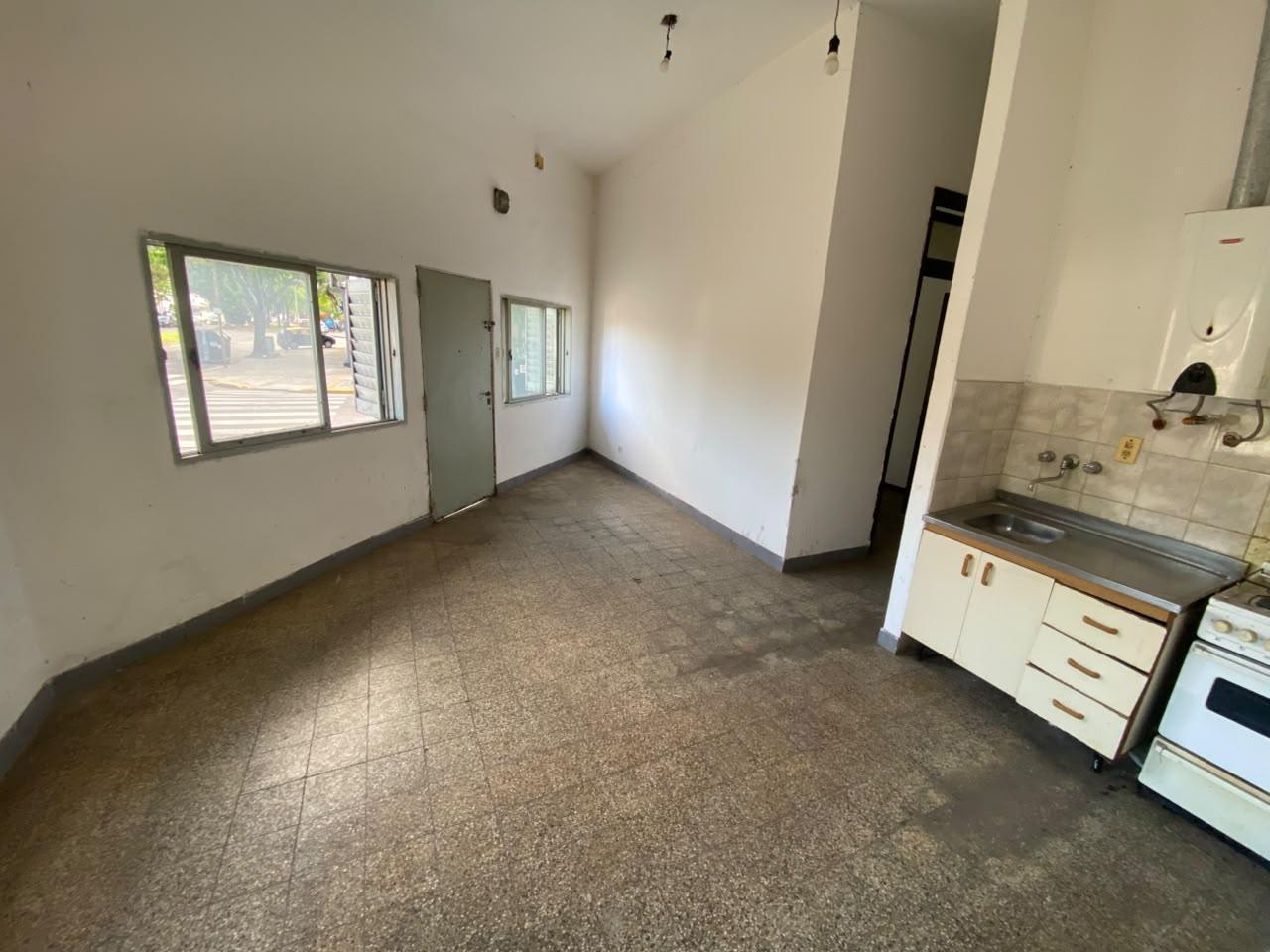 Foto de Venta Esquina con 5 unidades armadas tipo PH y terraza, a refaccionar, imagen 2