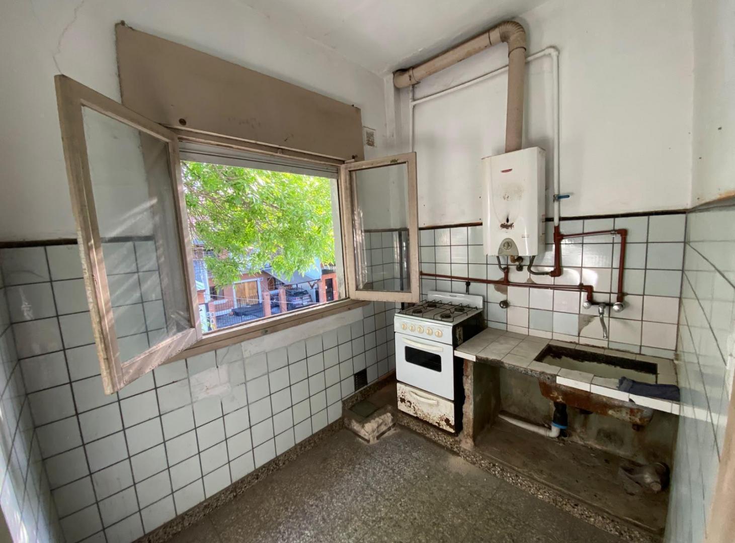 Foto de Venta Esquina con 5 unidades armadas tipo PH y terraza, a refaccionar, imagen 3