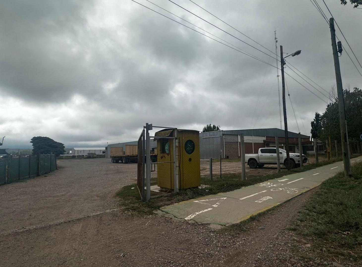 Galpón de 3.000 m² frente a bodega Norton