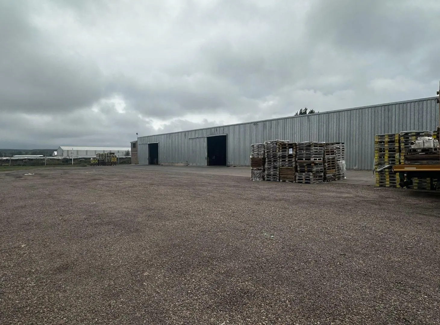 Galpón de 3.000 m² frente a bodega Norton 1