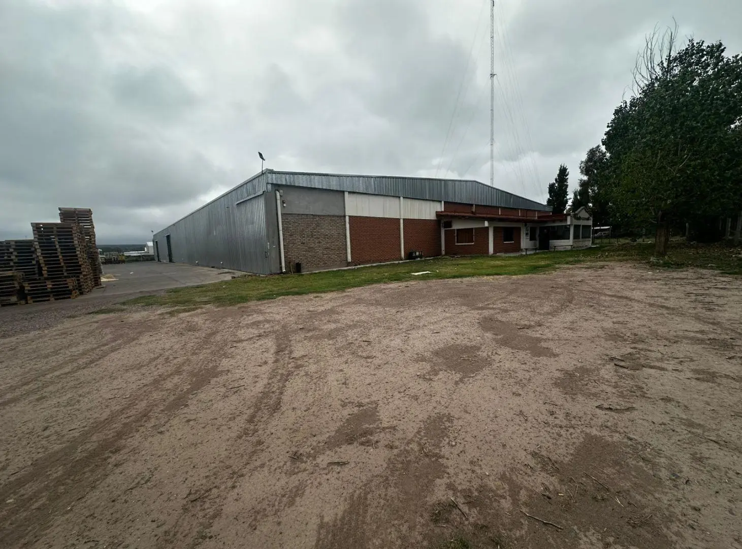Galpón de 3.000 m² frente a bodega Norton 3