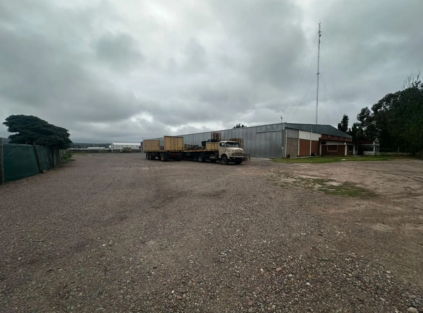 Galpón de 3.000 m² frente a bodega Norton 4