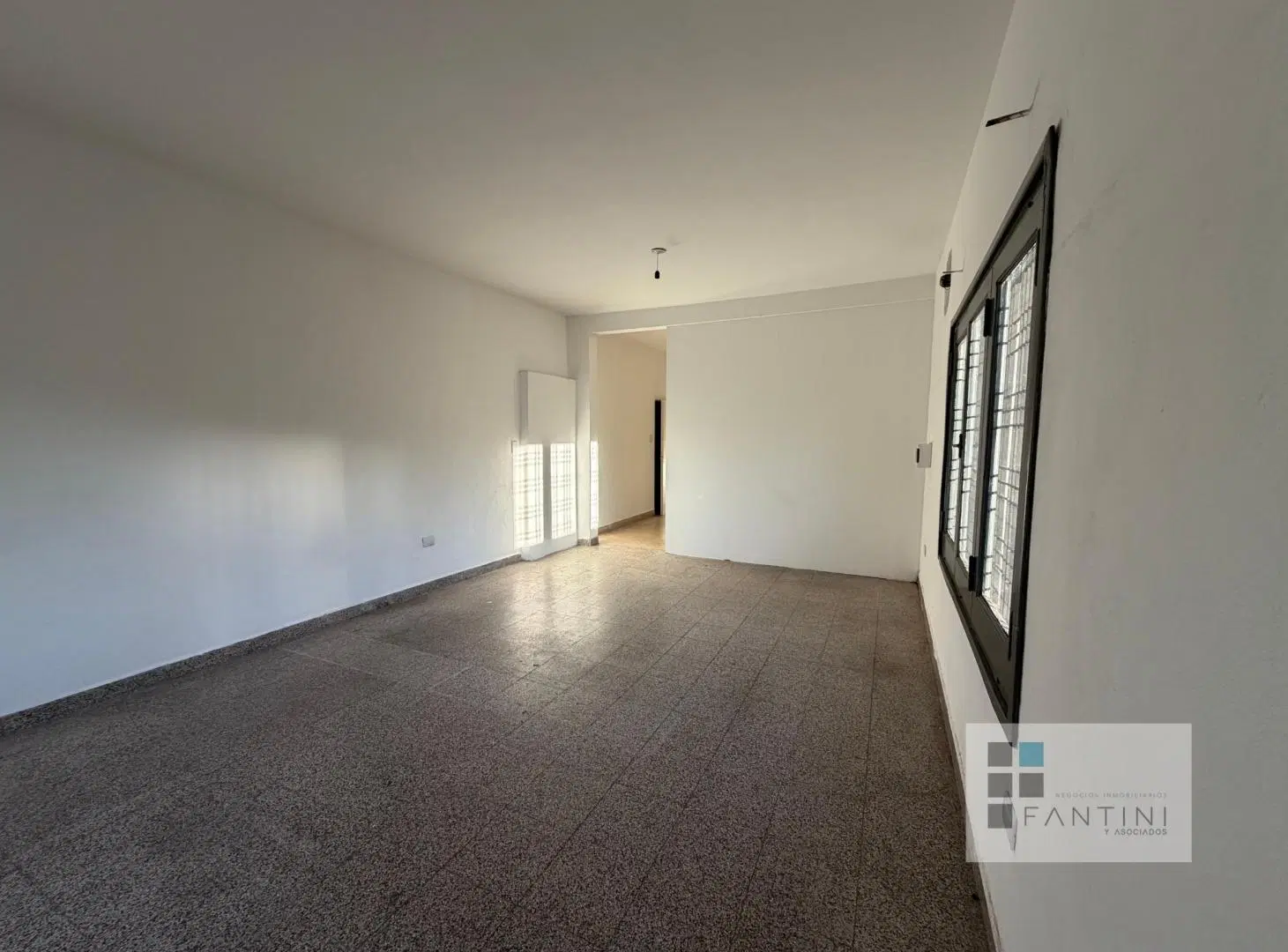 Alquiler local comercial b JARDIN. Apto oficina-comercial. 41m2. Baño . Luz. Agua. Profesional. 3