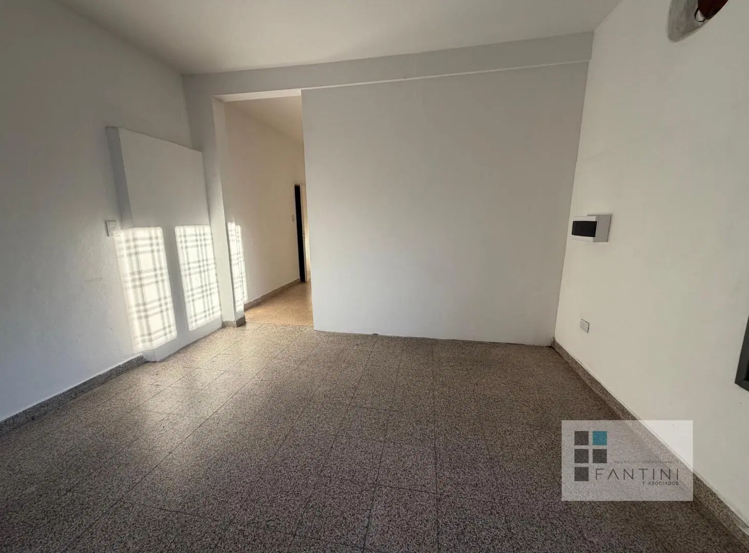 Alquiler local comercial b JARDIN. Apto oficina-comercial. 41m2. Baño . Luz. Agua. Profesional. 1