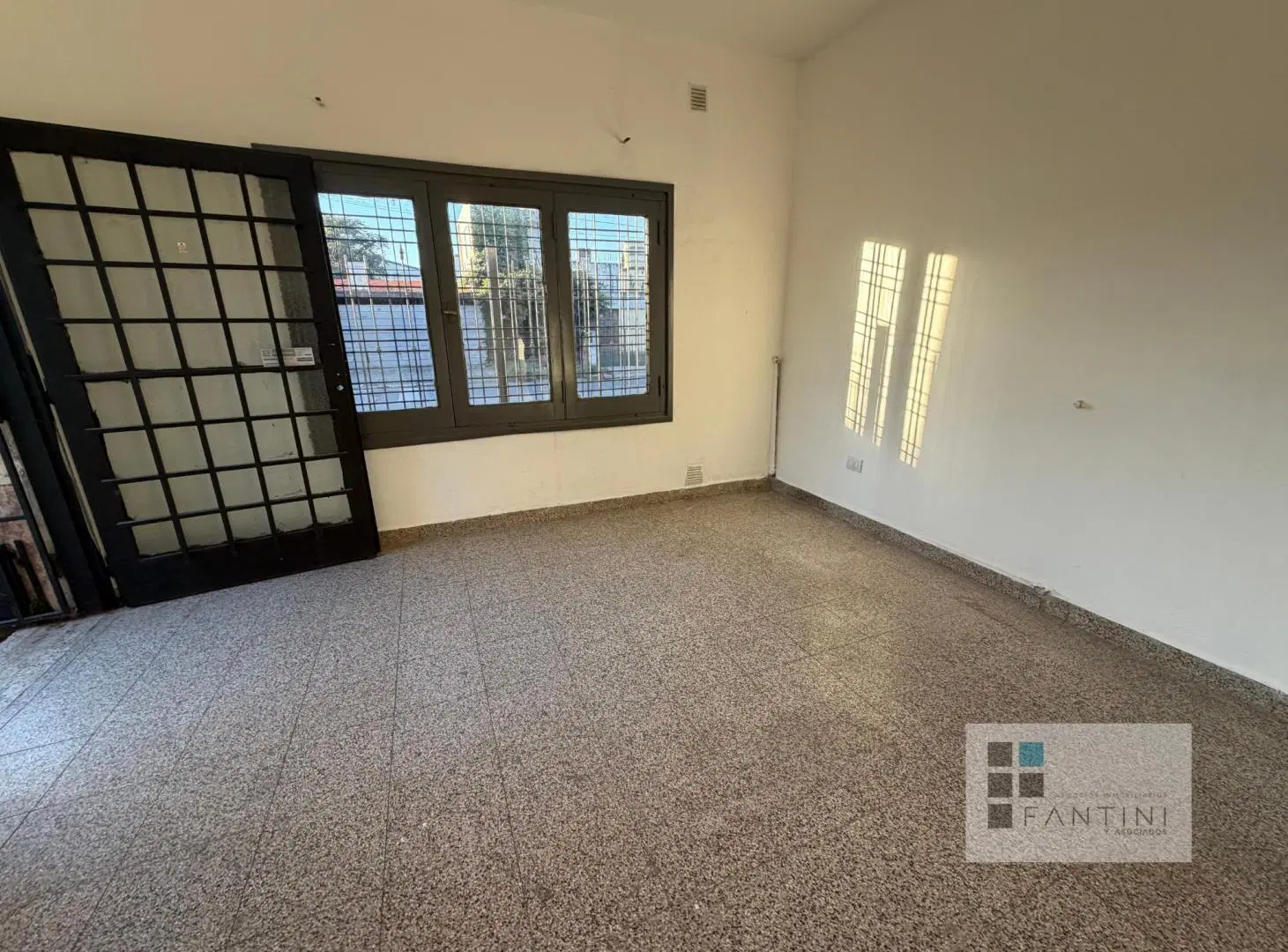Alquiler local comercial b JARDIN. Apto oficina-comercial. 41m2. Baño . Luz. Agua. Profesional. 2