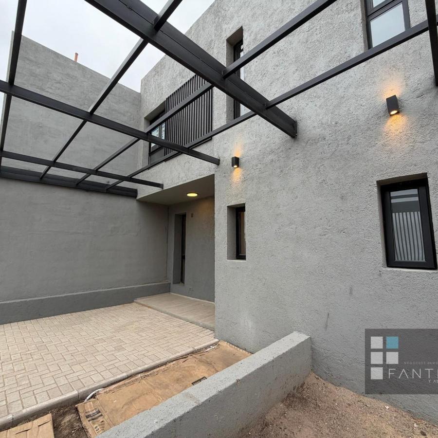Foto de DUPLEX EN VENTA EN CUESTA DE MANATIALES. 2 DORM. 3 BAÑOS. COCHERA., imagen 2