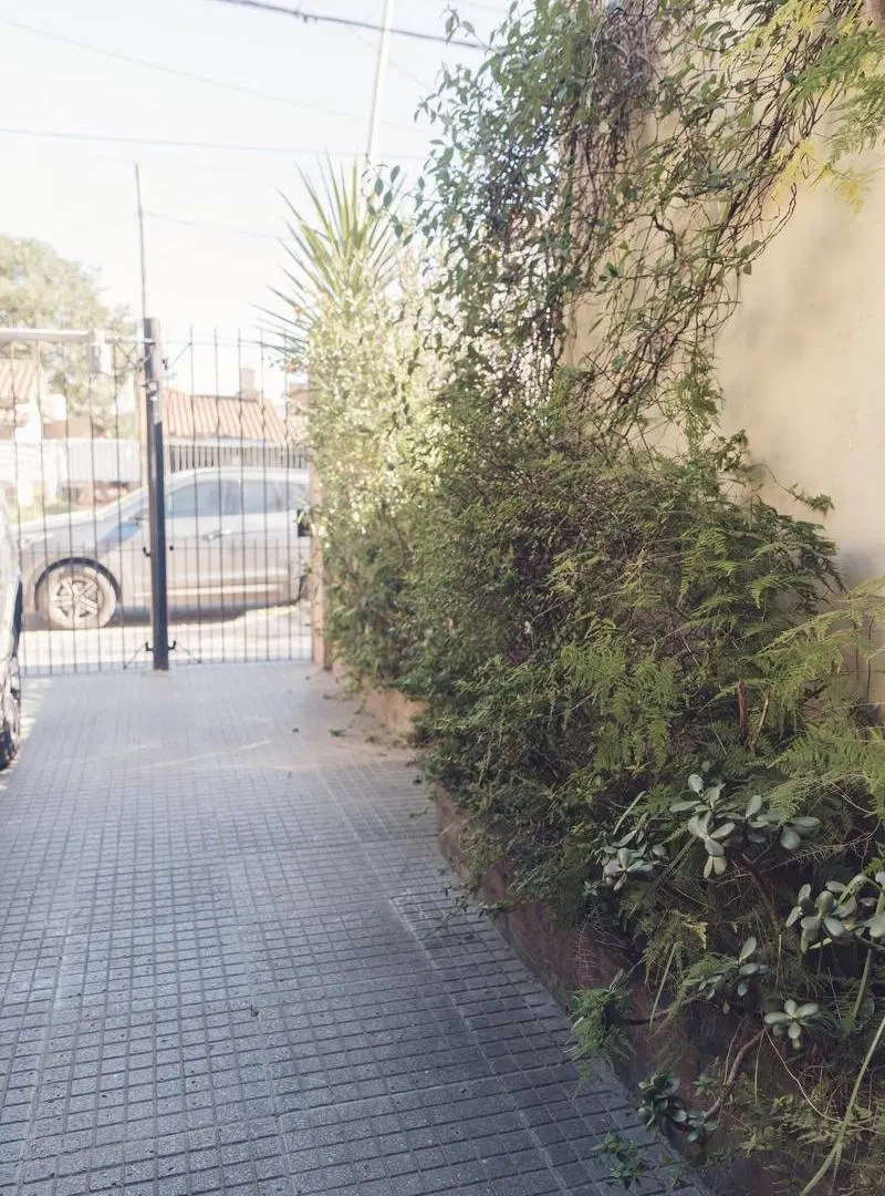 Muy linda casa de 2 plantas con jardincito y galeria con parrilla! 5
