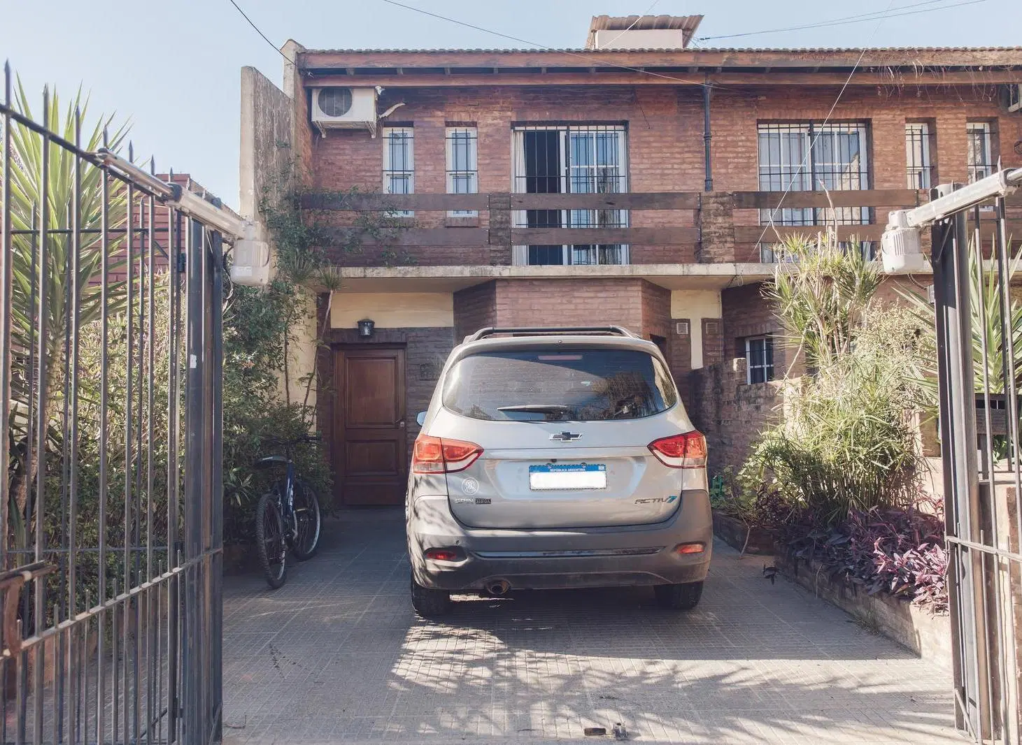 Muy linda casa de 2 plantas con jardincito y galeria con parrilla! 4