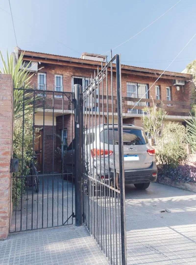 Muy linda casa de 2 plantas con jardincito y galeria con parrilla! 1