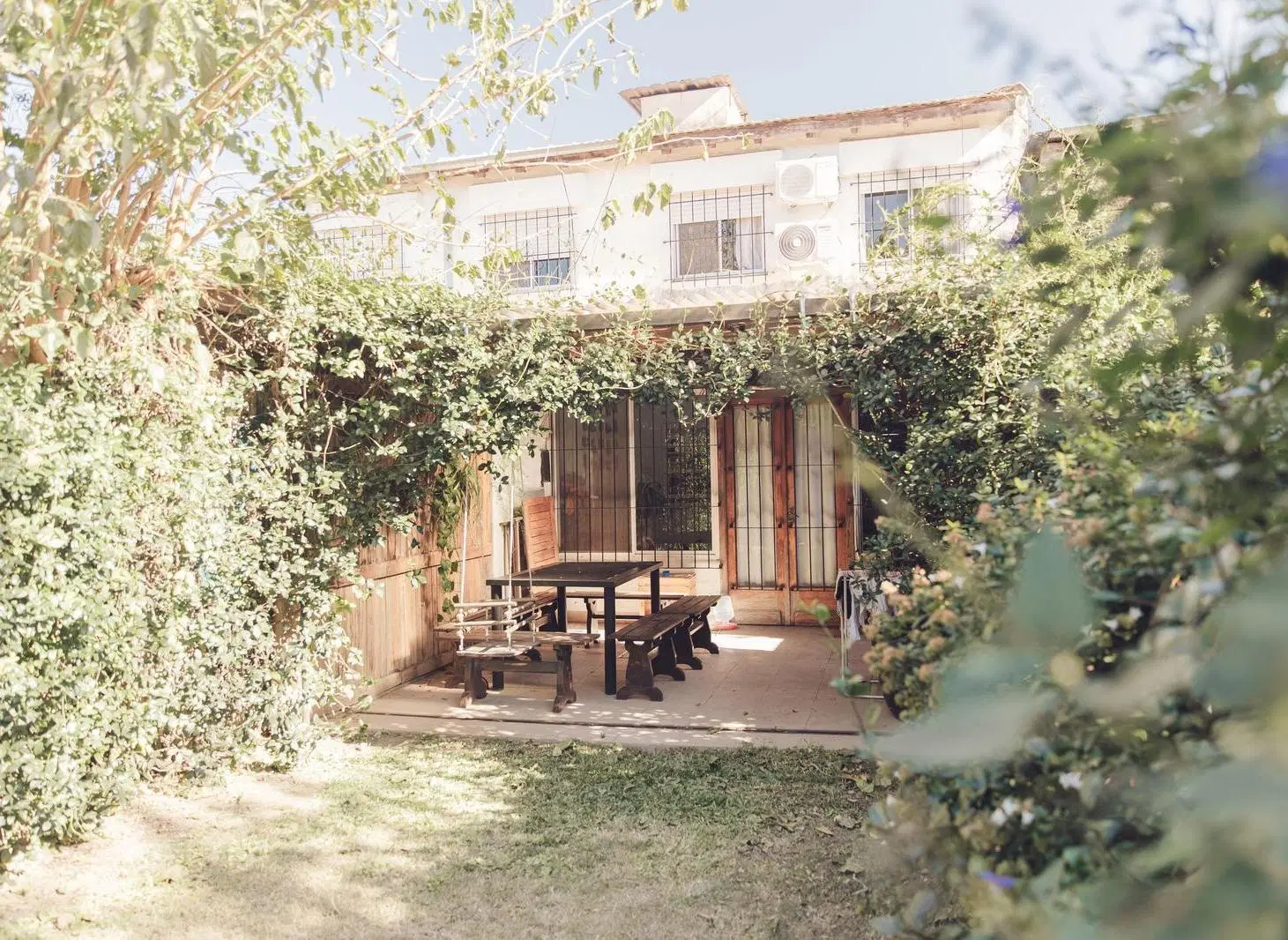 Muy linda casa de 2 plantas con jardincito y galeria con parrilla! 3