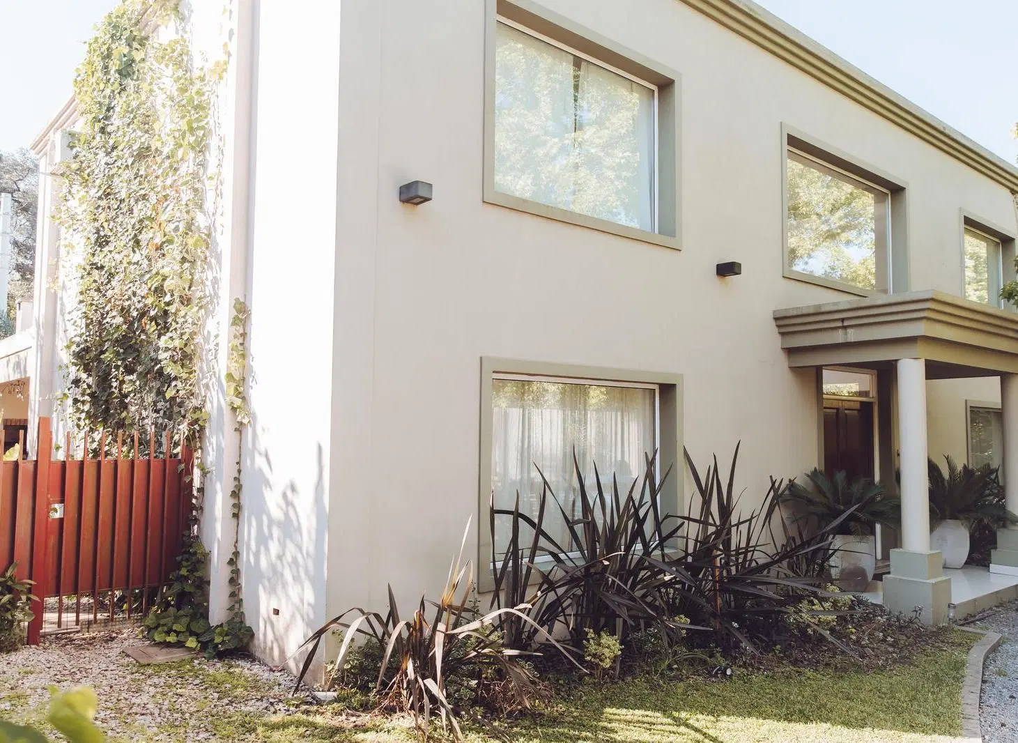 Muy linda casa con pileta de 3 habitaciones en barrio cerrado El Portillo! 4