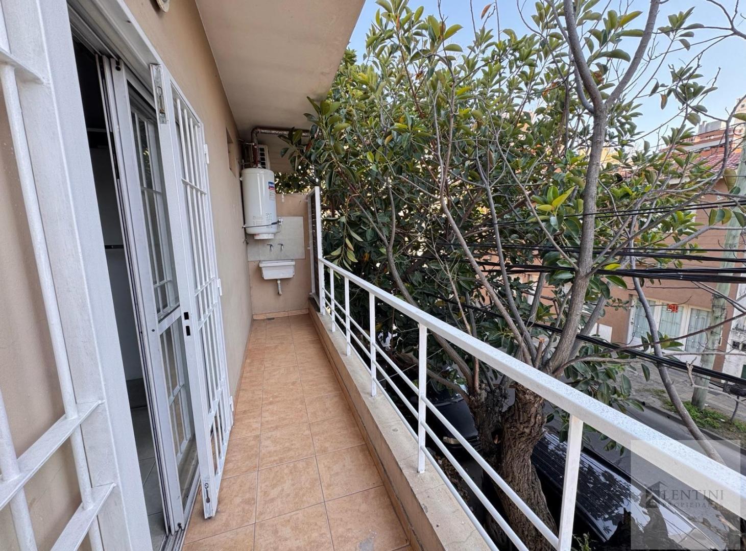 Foto de Departamento en alquiler 2 ambientes con balcón al frente refaccionado, imagen 1