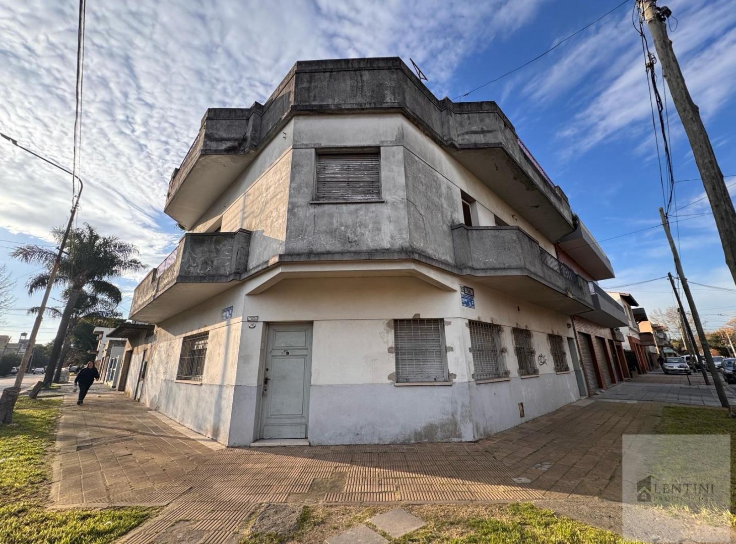 Foto de PH PLANTA BAJA 4 AMBIENTES CON JARDIN, LOSA DE 60METROS CUADRADOS Y, imagen 3